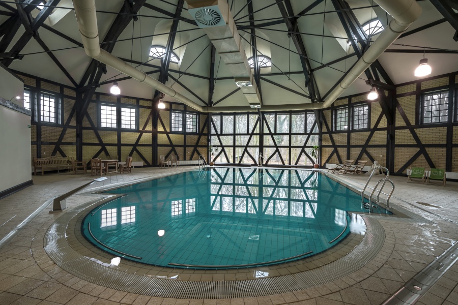 Basen Zamkowy - Zamek z basenem